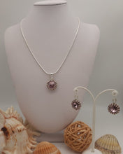 Carica l'immagine nel visualizzatore di Gallery, Set NYC di orecchini e collana con ciondolo punto luce di cristallo austriaco