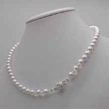 Carica l'immagine nel visualizzatore di Gallery, Collana da sposa, di perle Swarovski impreziosito con rondelle di cristallo e chiusura gioiello