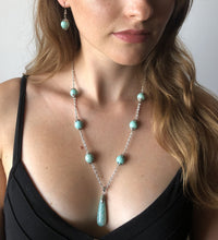 Carica l'immagine nel visualizzatore di Gallery, Parure "Bitinia" di orecchini e collana con perle di turchesite e quarzo calcedonio - Edizione limitata - eclipseartgallery-gioielli