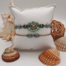 Carica l&#39;immagine nel visualizzatore di Gallery, Braccialetti particolari fatti a mano con  vetro ceco, cristallo e acciaio
