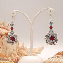 Carica l&#39;immagine nel visualizzatore di Gallery, Orecchini particolari con chaton rosso e perle Swarovski
