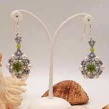 Carica l&#39;immagine nel visualizzatore di Gallery, Orecchini particolari fatti a mano con chaton verde e perle
