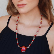 Carica l&#39;immagine nel visualizzatore di Gallery, Collana con cristalli colorati, perle e ciondolo di vetro pezzo unico indossata
