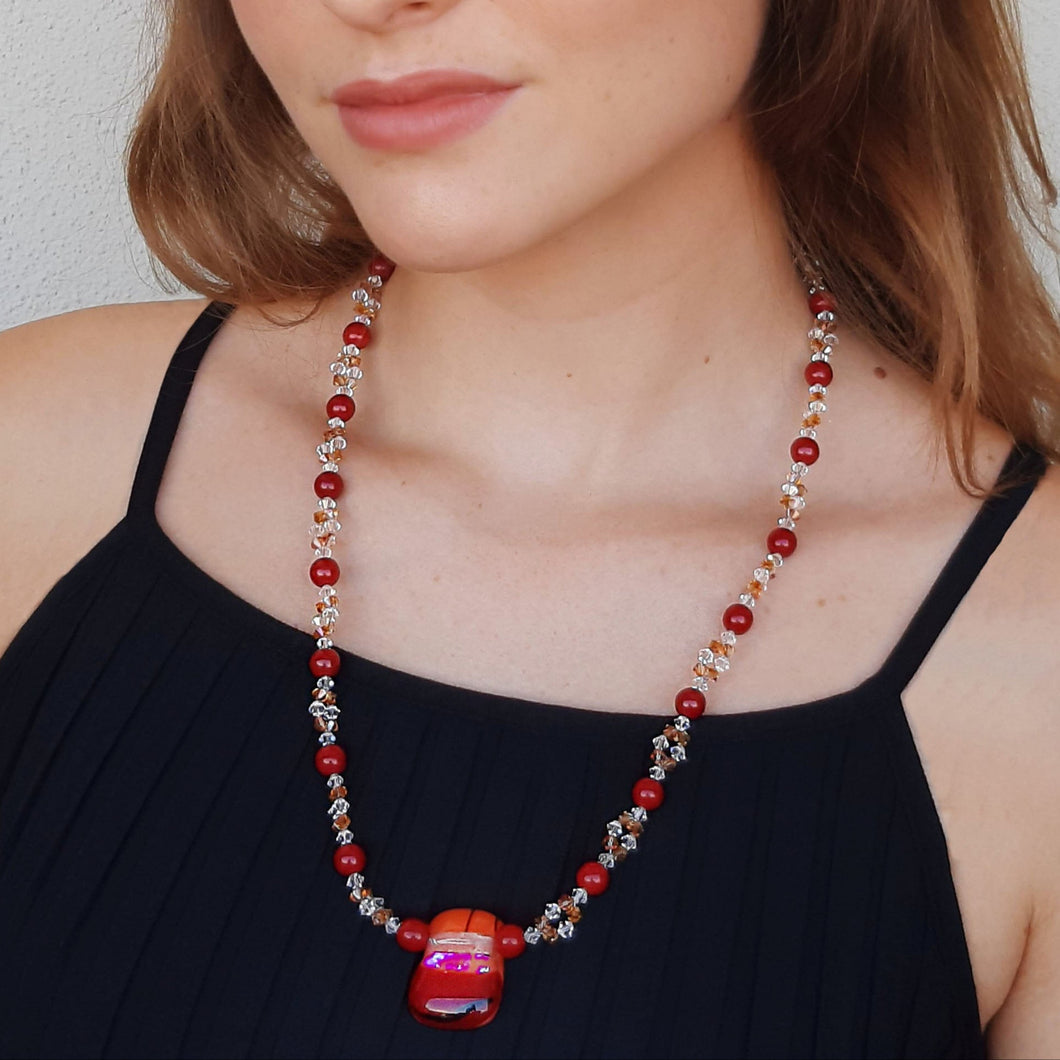 Collana con cristalli colorati, perle e ciondolo di vetro pezzo unico indossata