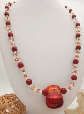Collana con cristalli colorati, perle e ciondolo di vetro pezzo unico