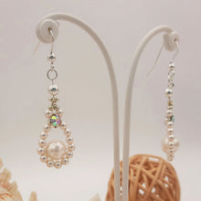 Carica l&#39;immagine nel visualizzatore di Gallery, Orecchini &quot;Latina&quot; di Perle Swarovski e argento 925 con punto luce - EclipseArtGallery Gioielli
