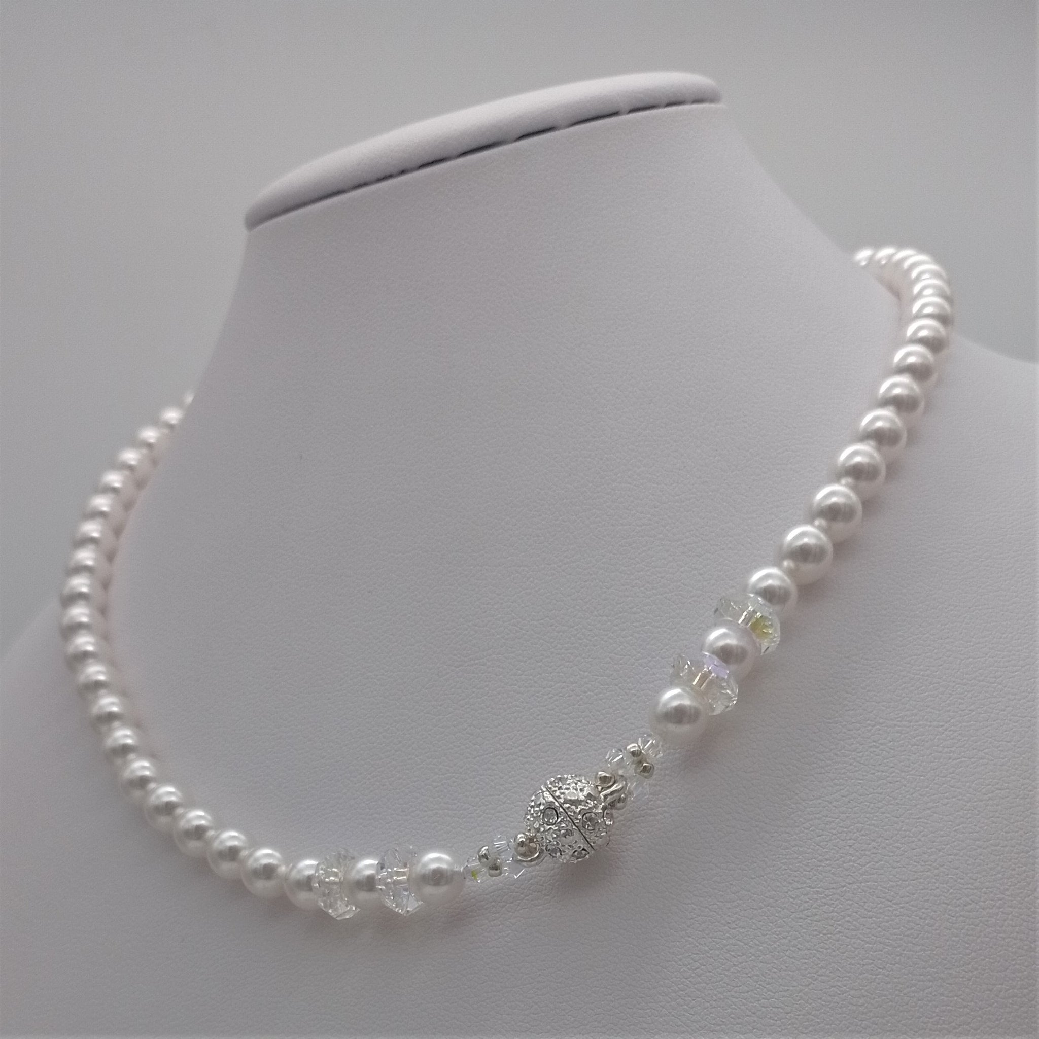 Collana di perle bianche con cristalli, un girocollo di lusso